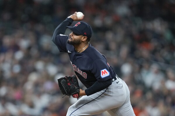Braves sign hard throwing reliever Reynaldo L pez to a 30 million